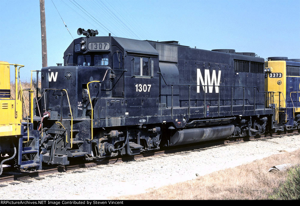 Norfolk & Western GP35 NW #1307 on lease to Santa Fe
